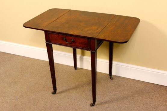 A Lovely 18thc Mahogany Pembroke Side Table - Image 2