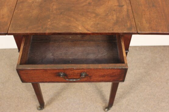 A Lovely 18thc Mahogany Pembroke Side Table - Image 4