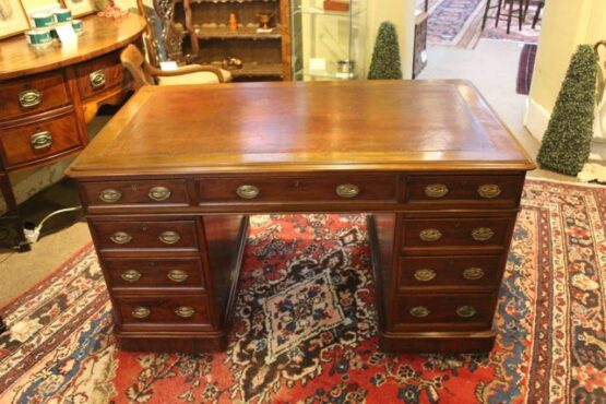 19thc Mahogany Pedestal Desk - Image 4