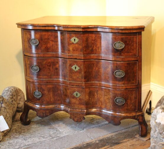 18thc Walnut Chest Of Drawers