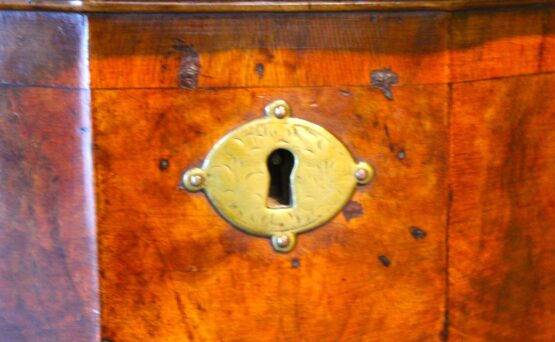 18thc Walnut Chest Of Drawers - Image 5