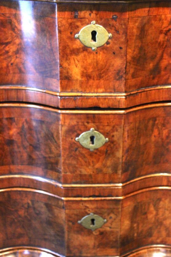 18thc Walnut Chest Of Drawers - Image 7