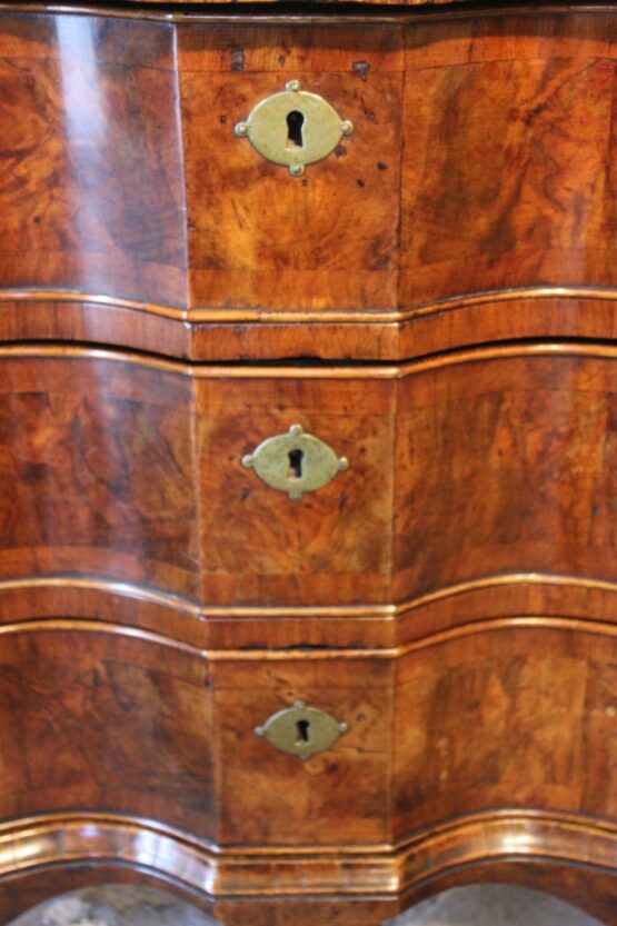 18thc Walnut Chest Of Drawers - Image 8