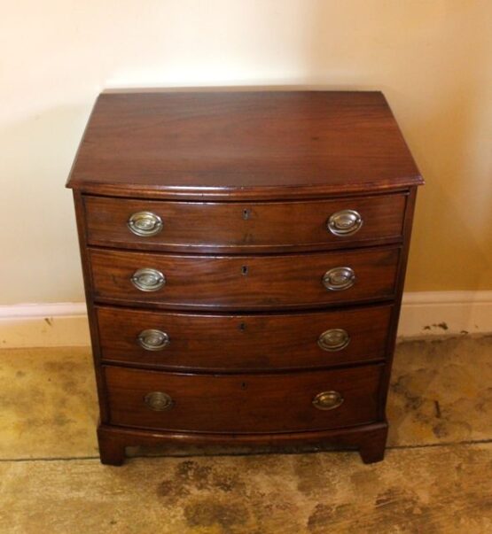 19thc Bow Fronted Small Chest Of Drawers - Image 3