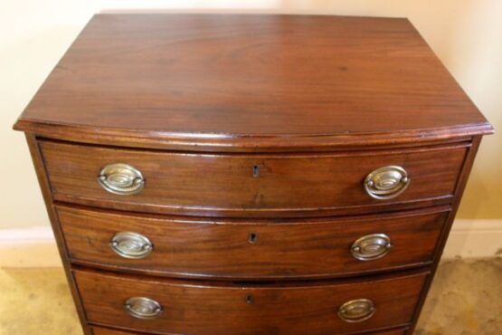 19thc Bow Fronted Small Chest Of Drawers - Image 4